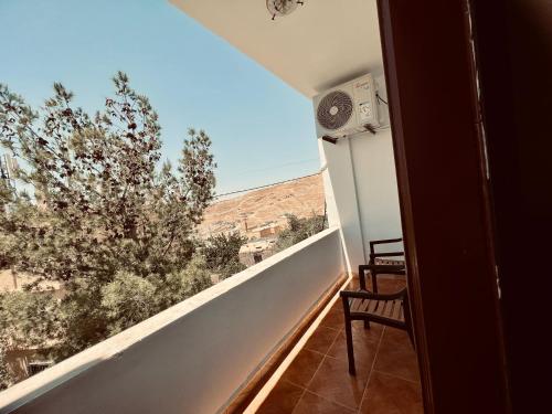 Balkón nebo terasa v ubytování Petra Gold Inn Apartments