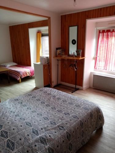 sypialnia z łóżkiem i 2 oknami w obiekcie Cophi home Penguily 
