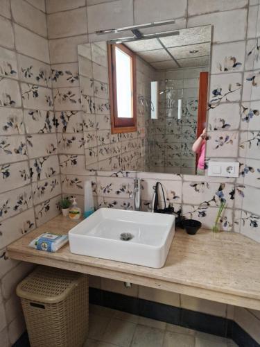 Casa Javier في سانت ماتيو: حمام مع حوض ومرآة