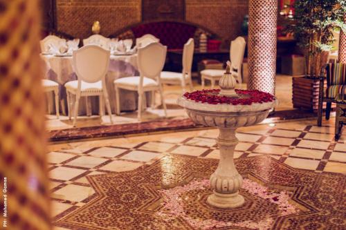 Un restaurante o sitio para comer en Riad Ritaj