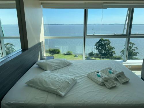 Ένα ή περισσότερα κρεβάτια σε δωμάτιο στο Loft com vista incrível no Barra Shopping
