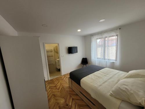 Un dormitorio con una cama grande y una ventana en The Setting Sun en Umag