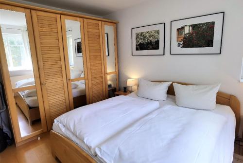 バート・ザーローにあるFerienwohnung Seesternのベッドルーム1室(大きな白いベッド1台、枕2つ付)