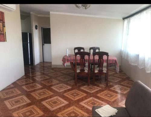 馬查拉的住宿－Departamentos de la Costa，一间带桌子和四把椅子的用餐室