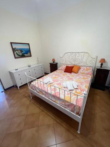 1 dormitorio con 1 cama y vestidor en Mare, Terme & Magia Salentina, en Santa Cesarea Terme