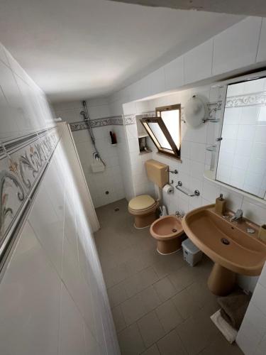 baño con 2 aseos y lavamanos en Mare, Terme & Magia Salentina, en Santa Cesarea Terme