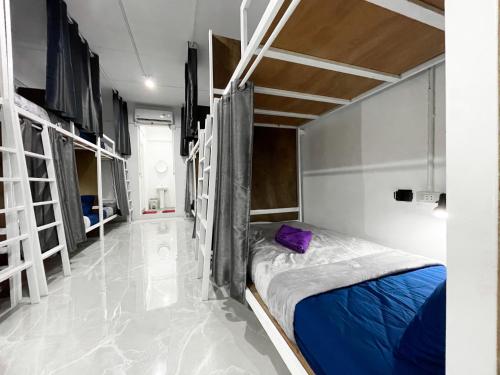 Двухъярусная кровать или двухъярусные кровати в номере Magic Hostel