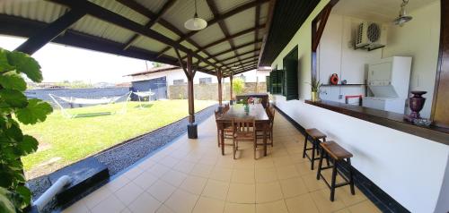 uma cozinha e área de refeições de uma casa com mesa e cadeiras em Queen Maxima by Prins Hendrik Suites em Paramaribo
