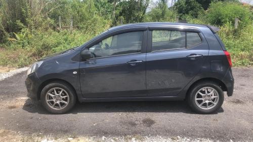 un coche azul estacionado al lado de una carretera en SAMMY HOOMESTAY en Ipoh