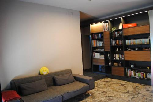 uma sala de estar com um sofá e uma estante de livros em La Casa in Relax em Guardia Vomano