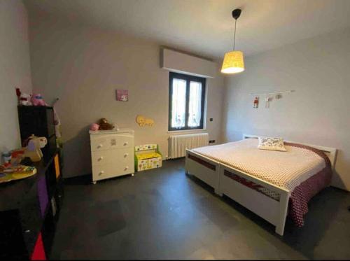 sypialnia z łóżkiem, komodą i oknem w obiekcie La Casa in Relax w mieście Guardia Vomano