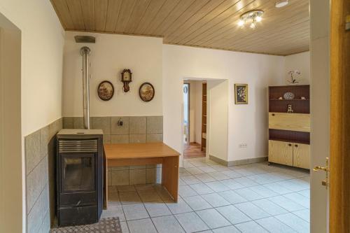 uma cozinha com um fogão e uma mesa num quarto em Ferienwohnungen Hubner 1 am Flattachberg em Flattach