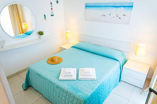 Villa Teresa Elegant & Relaxing Holiday Home with private hydro spa pool في توري لابيلو: غرفة نوم بسرير مع مناشف ومرآة