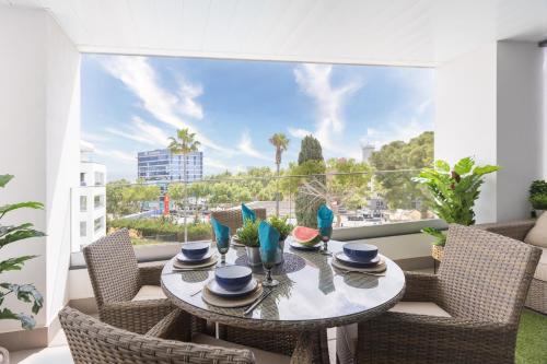 Marbella luxury brand new 2-bedroom apartment, 3 min walk to the beach!