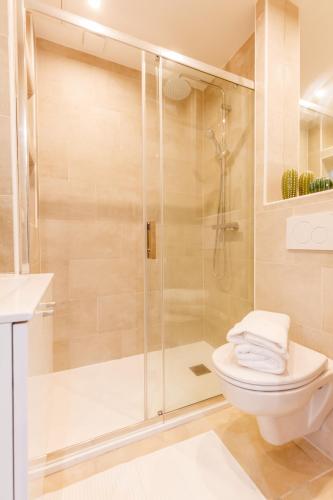 une salle de bain avec douche et toilettes dans l'établissement Roche 2, à Toulon