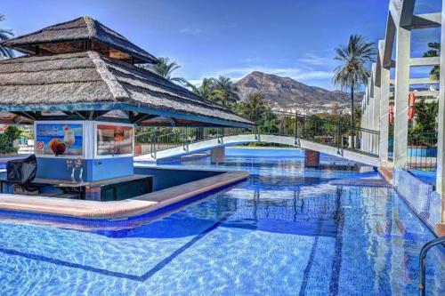 basen w ośrodku z altaną w obiekcie BenalBeach Yasmine w mieście Benalmádena