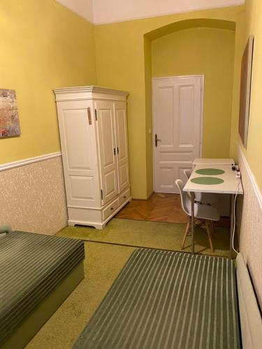 ein kleines Zimmer mit einem Tisch und einem Schrank in der Unterkunft Mandy Apartments in Budapest
