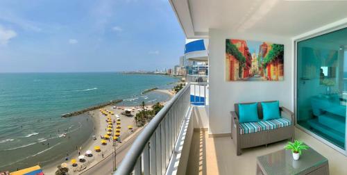 uma varanda com vista para a praia e para o oceano em 2P1-AL3 APARTAMENTO DE 2 ALCOBAS FRENTE AL MAR CON AIRE ACONDICIONADO Y WIFI em Cartagena das Índias