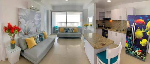 uma sala de estar com um sofá e uma cozinha em 2P1-AL3 APARTAMENTO DE 2 ALCOBAS FRENTE AL MAR CON AIRE ACONDICIONADO Y WIFI em Cartagena das Índias