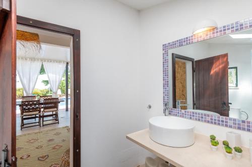 a bathroom with a sink and a mirror at Sete Quintas Country House in Salvaterra de Magos