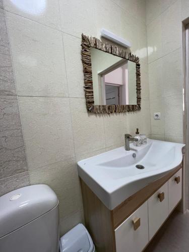 チョルポン・アタにあるКоттедж на берегу Иссык-Куляのバスルーム(洗面台、トイレ、鏡付)