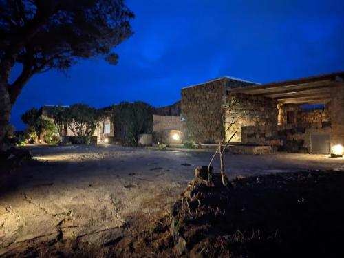un parcheggio vuoto di fronte a un edificio di notte di Dammuso i Pini di Kaddiuggia (CIR19081014C224053) & Dammuso di Mena (CIR 19081014C224052 a Pantelleria