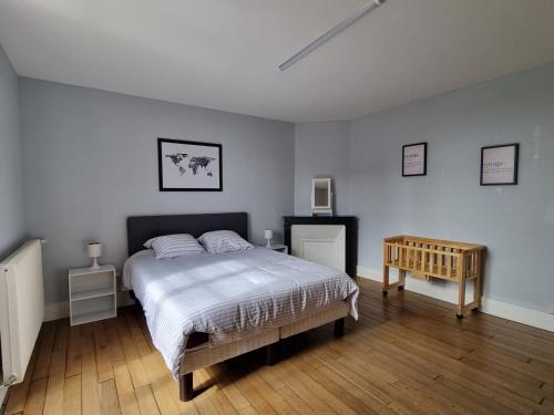 1 dormitorio con 1 cama y suelo de madera en Grande Villa familiale et chaleureuse à Saulieu, en Saulieu