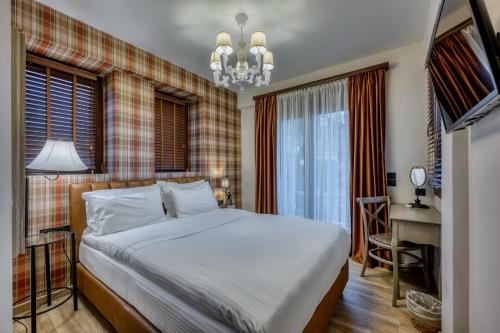 ein Schlafzimmer mit einem Bett und einem Schreibtisch in einem Zimmer in der Unterkunft MONTANA LAKE VIEW in Ioannina