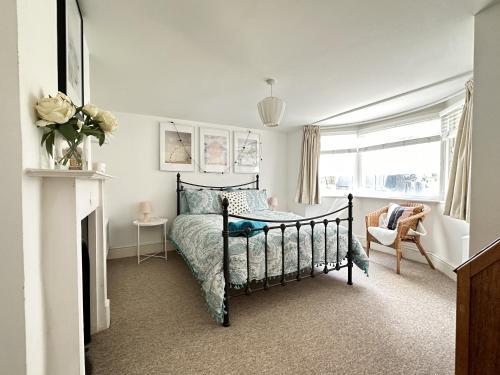 - une chambre avec un lit et une fenêtre dans l'établissement Amazing Apartment, Private Garden, Off Street Parking, à Brighton et Hove