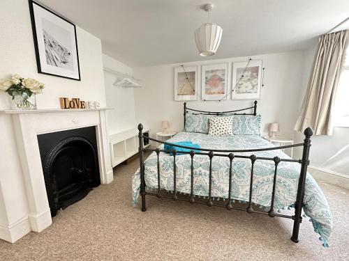 een slaapkamer met een bed en een open haard bij Amazing Apartment, Private Garden, Off Street Parking in Brighton & Hove