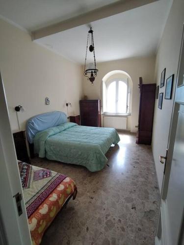 1 Schlafzimmer mit 2 Betten und einem Fenster in der Unterkunft CasaVela2 in Ariano Irpino