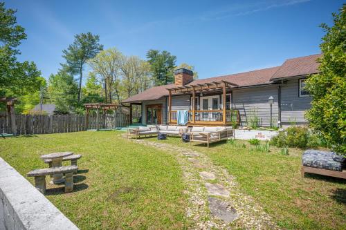 um quintal com bancos em frente a uma casa em CedarWood Inn em Hendersonville