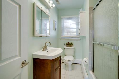 Un baño con lavabo, inodoro y ducha. en North Wildwood Vacation Rental 4 Blocks to Beach, en North Wildwood