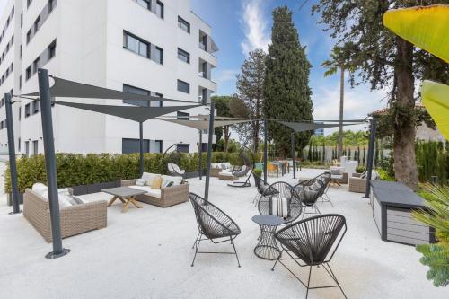 Marbella luxury brand new 2-bedroom apartment, 3 min walk to the beach!