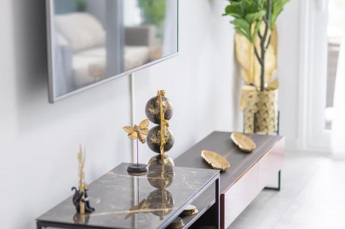 Marbella luxury brand new 2-bedroom apartment, 3 min walk to the beach!