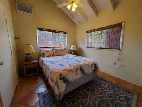 Ένα ή περισσότερα κρεβάτια σε δωμάτιο στο The Cottage at Villa Indigo