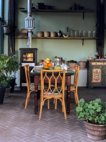 a table with a bowl of fruit on top of it at B&B Cascina Mattarelle in Monzambano