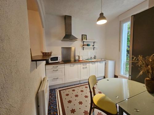 une cuisine avec une table et une salle à manger dans l'établissement L'Annexe de la corniche, à Chaumont