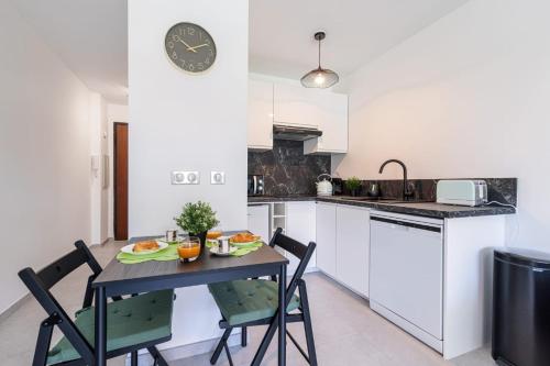 Pretty Studio Swimming pool and Sea