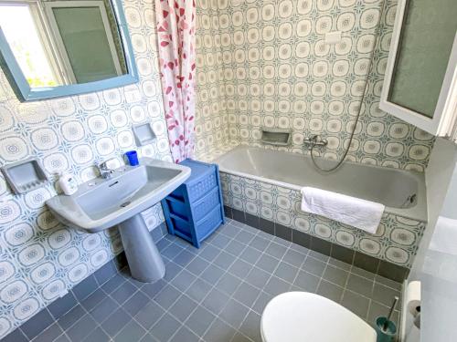 y baño con lavabo y bañera. en Villa Ginestra, en Santa Ninfa