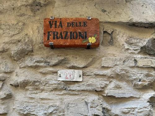 a sign on the side of a stone wall at Romantic home with beautiful view lake of Como and Villa Oleandra in Laglio