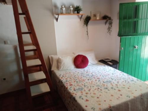 Een bed of bedden in een kamer bij La Puerta Verde de las Setas de Sevilla
