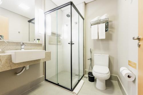 La salle de bains est pourvue d'une douche, de toilettes et d'un lavabo. dans l'établissement Royal Tulip Holambra, à Holambra