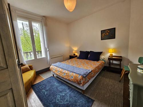 1 dormitorio con cama y ventana en L'Annexe de la corniche, en Chaumont