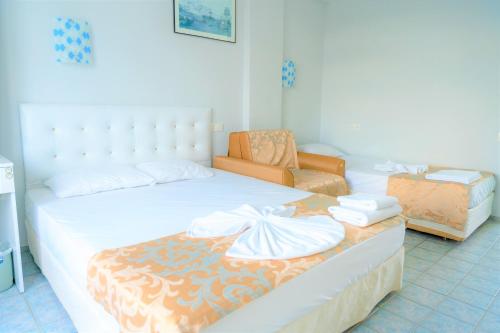 سرير أو أسرّة في غرفة في MiraSu Hotel