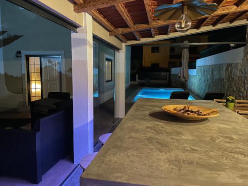 un soggiorno con tavolo e piscina di Ocean Country Guest House Freiria a Freiria