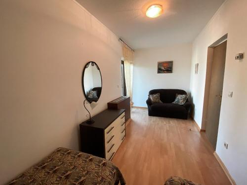 ein Wohnzimmer mit einem Spiegel und einem Sofa in der Unterkunft VILLA MARE in Supetar
