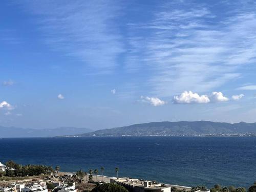 a view of the ocean with buildings and the sky at Le Lemon - 5 pers accès plage 300m - Vue mer in Bodrum City