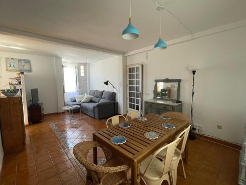 a living room with a table and a couch at Apartamento El Huerto de Orive in Córdoba