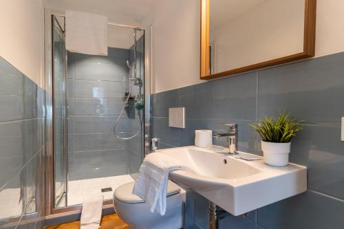 a bathroom with a sink and a shower at Casa dell'Escursionista in Cerchiara di Calabria